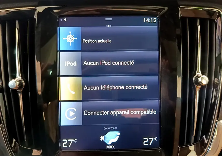 Écran tactile central du tableau de bord du Volvo V90 Cross Country affichant les connexions multimédia et la température à 27°C.