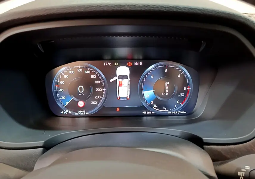 Tableau de bord numérique du Volvo V90 Cross Country, affichage vitesse et indicateurs en vue frontale rapprochée.