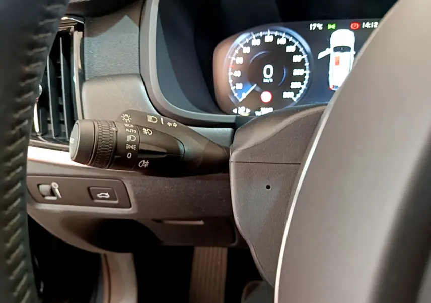 Vue intérieure rapprochée du tableau de bord et du volant gris d'une Volvo V90 Cross Country, affichage numérique visible.