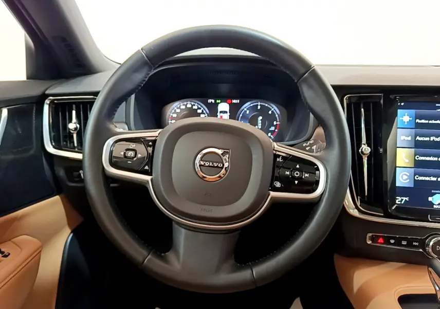 Vue frontale du volant noir en cuir du Volvo V90 Cross Country 2019 avec tableau de bord digital et écran tactile latéral.