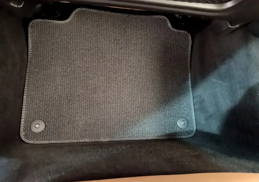 Tapis de sol noir vu de dessus dans l'habitacle d'un Volvo V90 Cross Country 2019, côté passager.