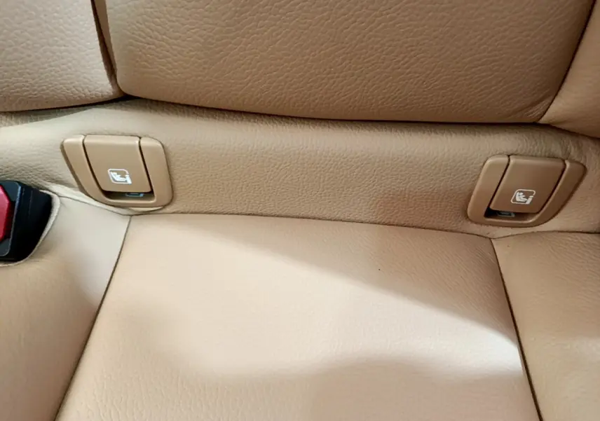 Détail des commandes Isofix sur la banquette arrière en cuir beige du Volvo V90 Cross Country 2019.