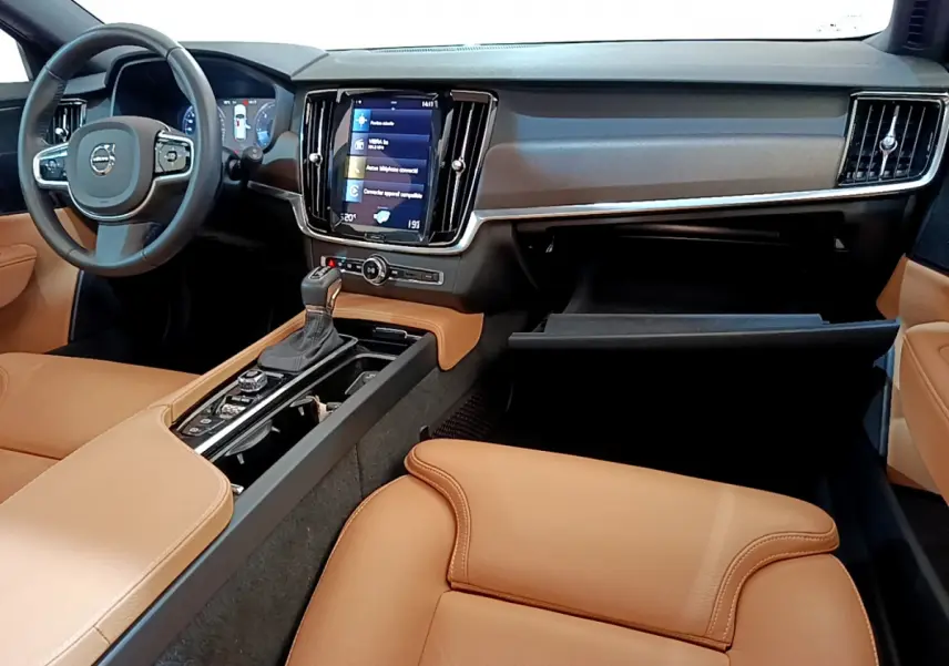 Vue intérieure avant droite du Volvo V90 Cross Country 2019, montrant tableau de bord noir et sièges cuir beige.