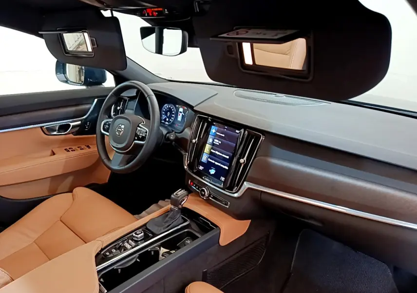 Vue intérieure côté conducteur du tableau de bord et console centrale cuir marron du Volvo V90 Cross Country 2019.