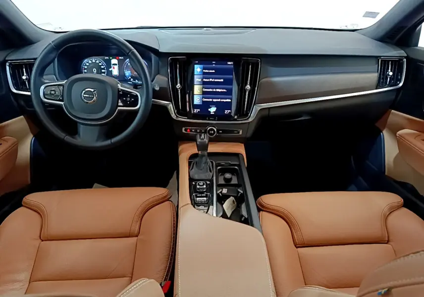 Vue intérieure avant du tableau de bord et des sièges cuir marron clair du Volvo V90 Cross Country 2019.