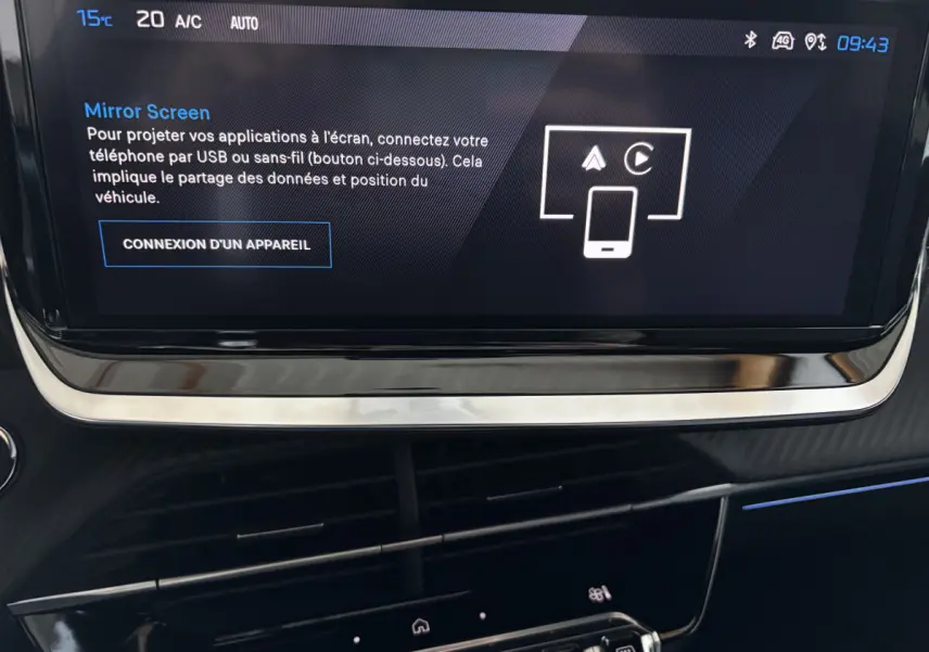 Écran tactile central affichant la fonction Mirror Screen dans l'habitacle du Peugeot 208 Hybrid 136 eDCS6 GT.