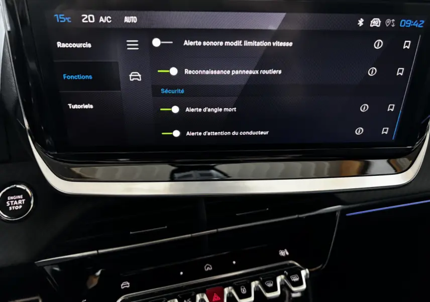 Écran tactile central affichant les options de sécurité sur la Peugeot 208 Hybrid 136 eDCS6 GT 2024, intérieur noir.