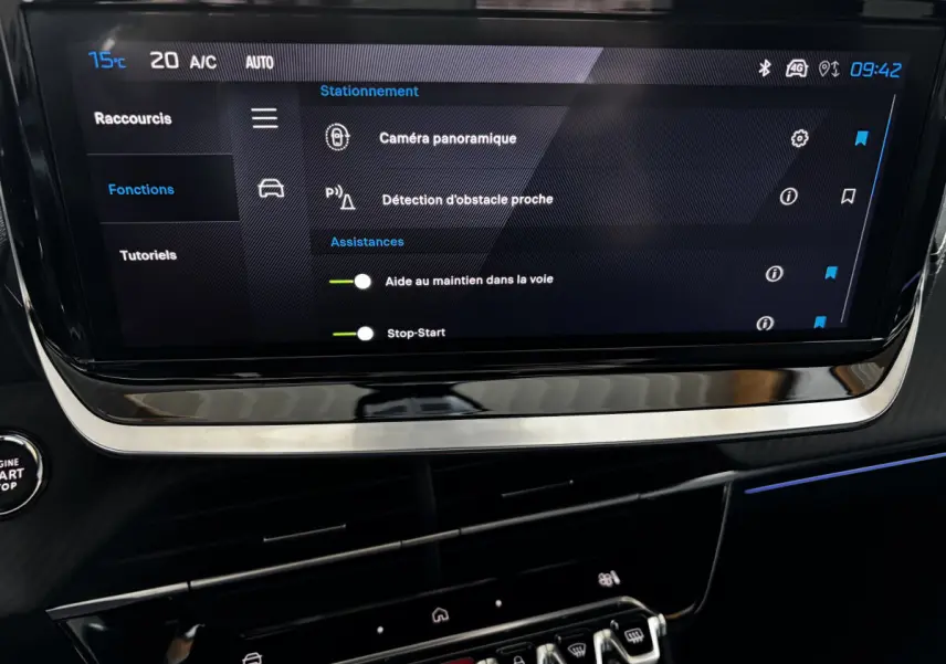 Écran tactile central de la Peugeot 208 Hybrid 136 GT montrant les options d'assistance à la conduite, intérieur noir.