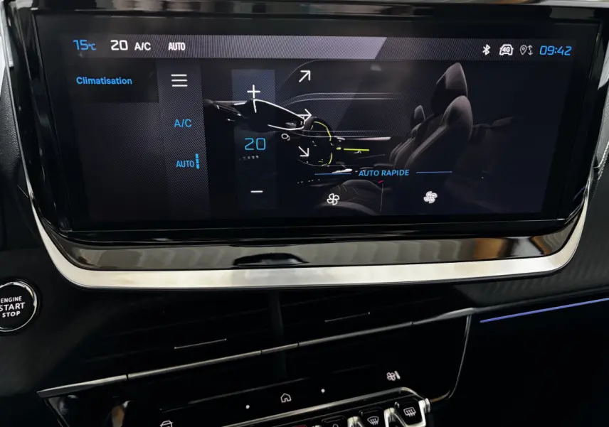Écran tactile central affichant la climatisation de la Peugeot 208 Hybrid 136 eDCS6 GT en intérieur noir.