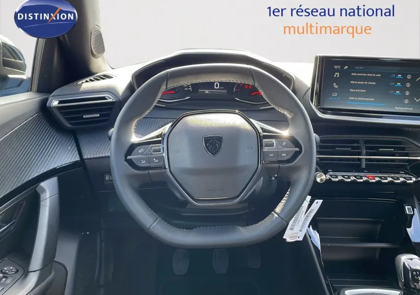 Intérieur du Peugeot 2008 2024 avec volant compact, tableau de bord numérique et écran tactile central.