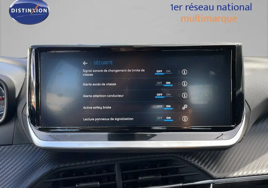 Écran tactile central affichant les réglages de sécurité du Peugeot 2008 1.2 PureTech 2024, intérieur moderne.