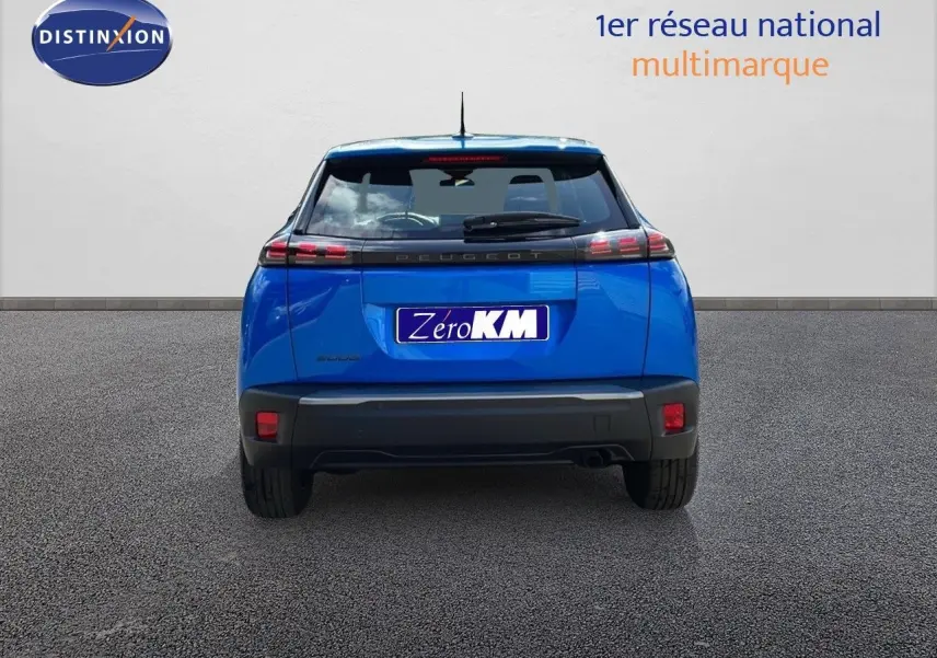 Vue arrière d'un Peugeot 2008 bleu Vertigo Métal 2024 avec feux LED et logo Peugeot bien visibles.