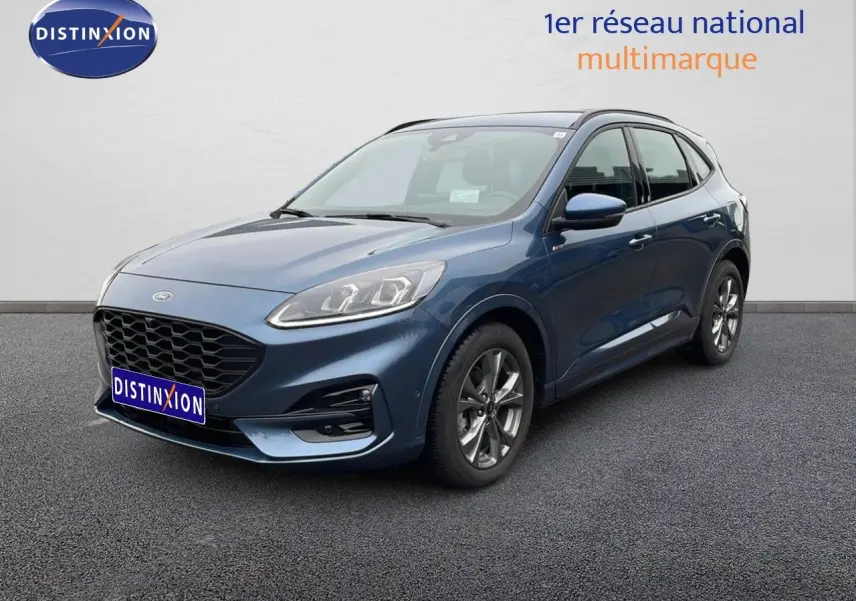 Ford Kuga 2024 bleu vapor metal en 3/4 avant droit, avec calandre noire et jantes alliage foncé.
