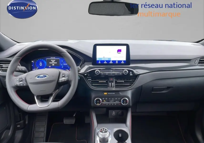 Vue intérieure frontale du Ford Kuga 2024, tableau de bord noir avec écran tactile central et volant multifonction.
