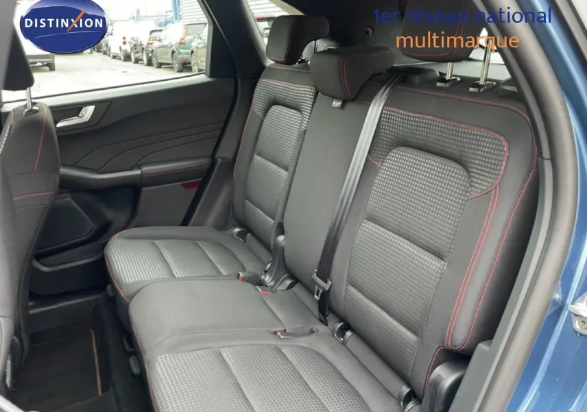 Vue intérieure côté droit des sièges arrière en tissu noir avec surpiqûres rouges du Ford Kuga 2024 bleu Vapor Metal.