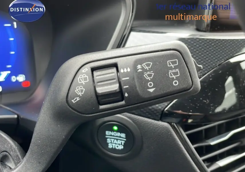 Détail du commodo d’essuie-glace et bouton start/stop dans l’habitacle du Ford Kuga bleu Vapor Metal 2024.