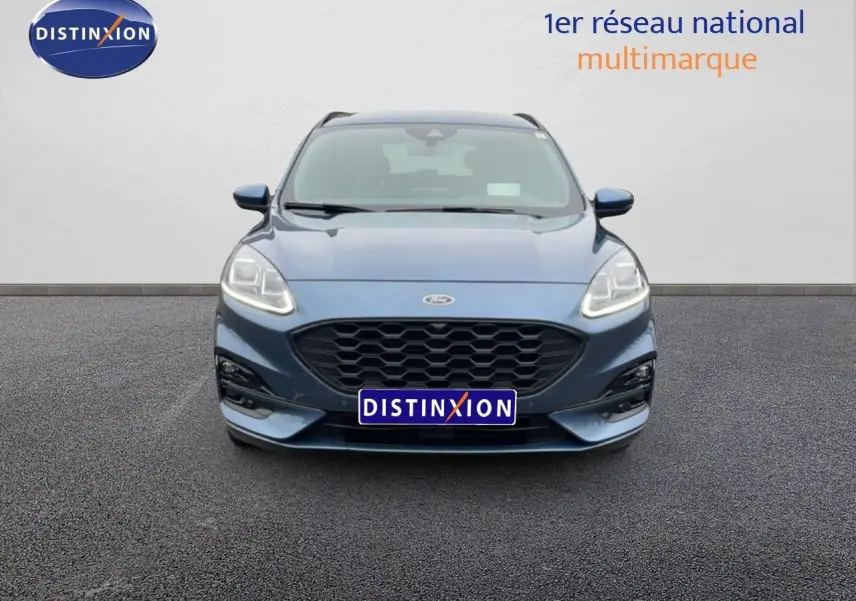 Vue frontale d’un Ford Kuga 2024 bleu Vapor Metal avec calandre noire et phares LED allumés.
