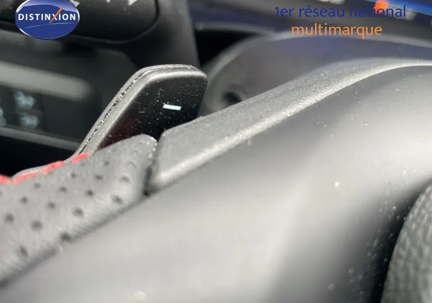 Gros plan sur la palette de changement de vitesse au volant d’un Ford Kuga 2024 finition ST-Line.