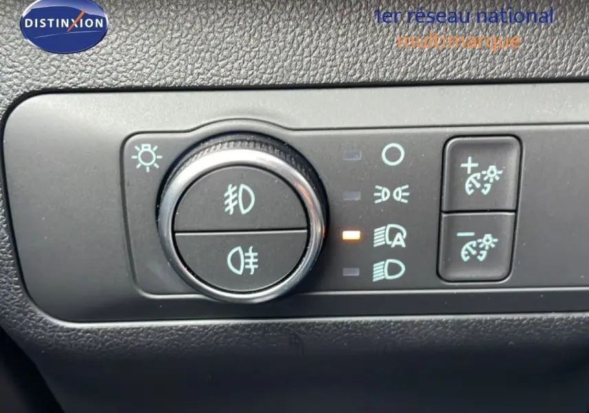 Gros plan sur la commande des phares et feux antibrouillard du Ford Kuga 2024, intérieur noir.