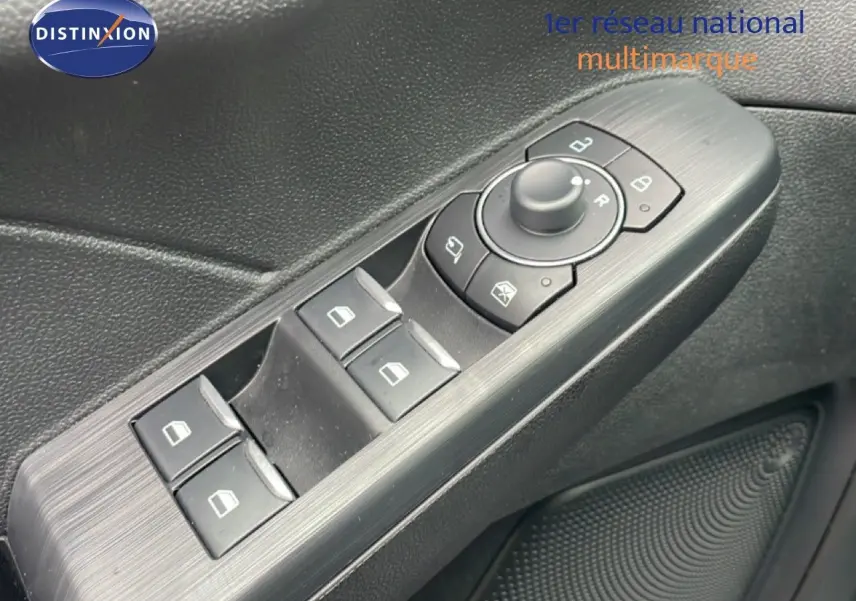 Gros plan sur les commandes de lève-vitres et rétroviseurs côté conducteur du Ford Kuga 2024 finition ST-Line.