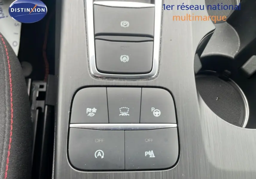 Gros plan sur la console centrale du Ford Kuga bleu Vapor Metal, montrant les boutons de contrôle et frein électrique.