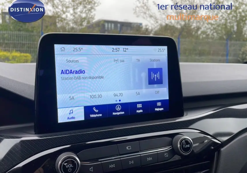Vue rapprochée de l’écran tactile central du Ford Kuga 2024, affichant l’interface radio et multimédia.