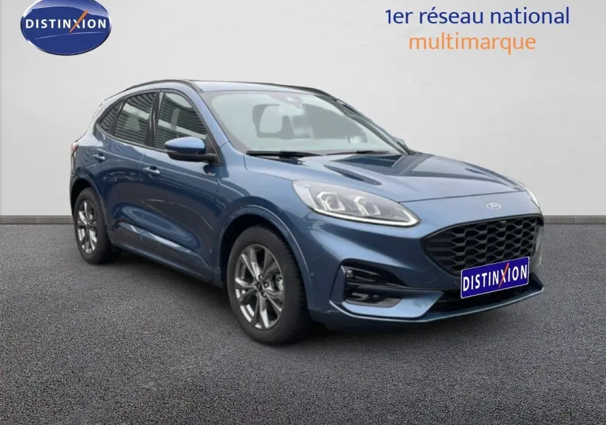 Ford Kuga 2024 bleu Vapor Metal en 3/4 avant droit, avec calandre noire et jantes alliage gris.