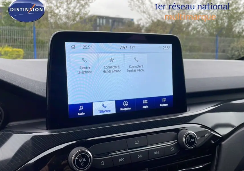 Écran tactile central du tableau de bord du Ford Kuga 2024, finition ST-LINE, avec commandes audio et navigation.