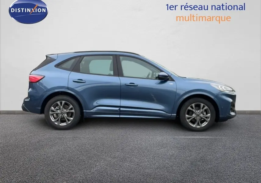 Vue de profil côté gauche d'un Ford Kuga 2024 bleu Vapor Metal avec jantes alliage et lignes dynamiques.