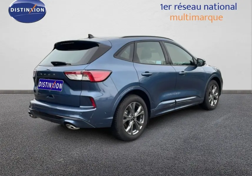 Ford Kuga 2024 bleu vapor metal vu en 3/4 arrière droit avec jantes alliage et feux LED distinctifs.