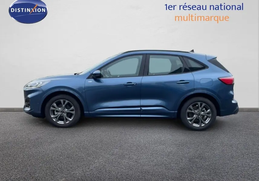 Ford Kuga 2024 bleu Vapor Metal en profil côté gauche, finition ST-LINE avec jantes alliage et toit noir.