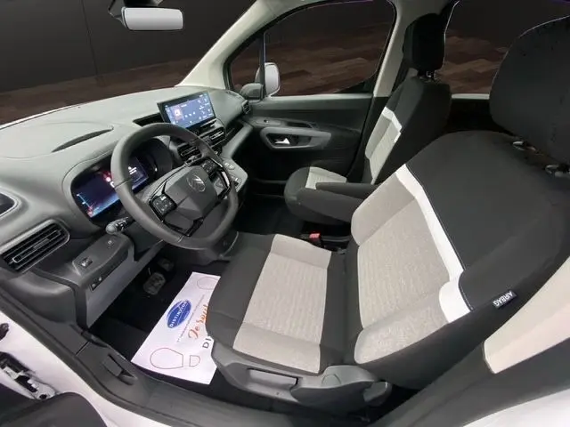 Intérieur avant droit du Citroën Berlingo blanc 2025, volant cuir multifonctions et écran tactile central visible.