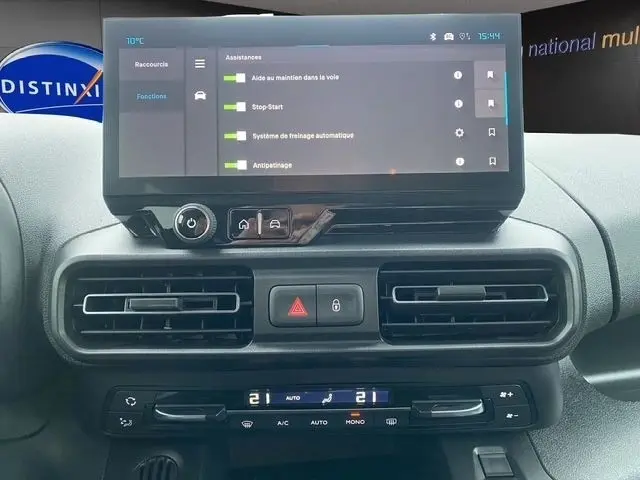 Vue rapprochée de l’écran tactile central et de la console de climatisation du Citroën Berlingo blanc 2025.