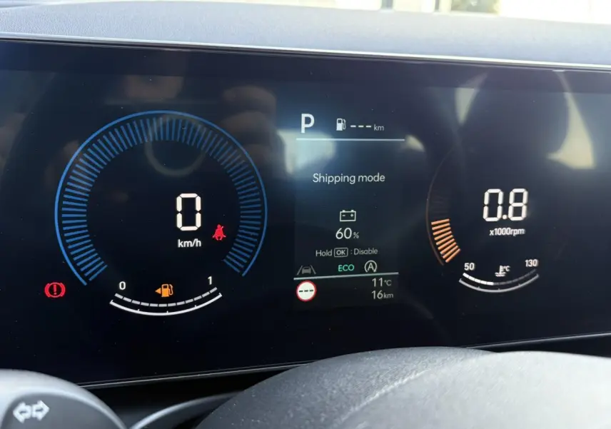 Tableau de bord numérique du Hyundai Tucson 2025, affichant vitesse, régime moteur et mode écologique en gros plan.