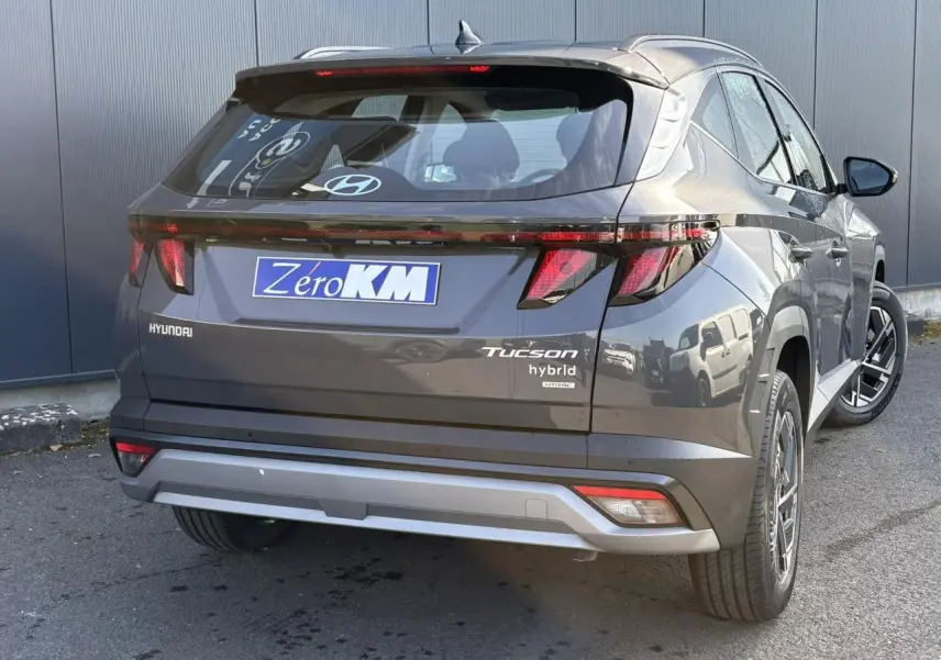 Vue 3/4 arrière droite du Hyundai Tucson 2025 gris Ecotronic avec feux LED et jantes alliage 17 pouces.