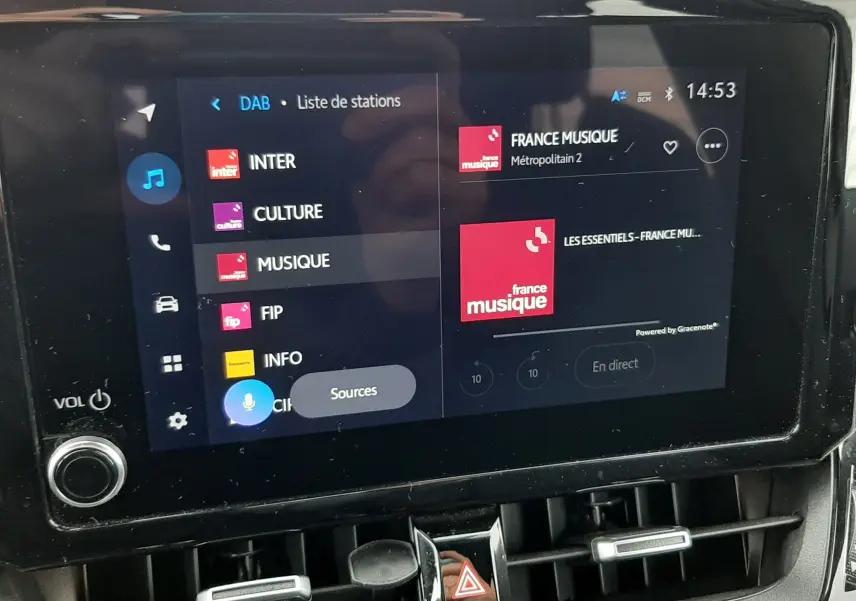 Écran tactile central affichant la liste des stations radio DAB dans l’habitacle d’une Toyota Corolla blanche 2022.