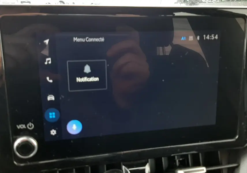 Écran tactile central affichant le menu connecté dans l'habitacle d'une Toyota Corolla blanche de 2022.