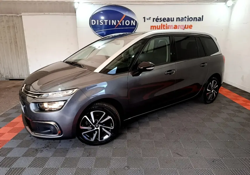 Citroën Grand C4 Spacetourer gris foncé vu de 3/4 avant droit dans un showroom intérieur.