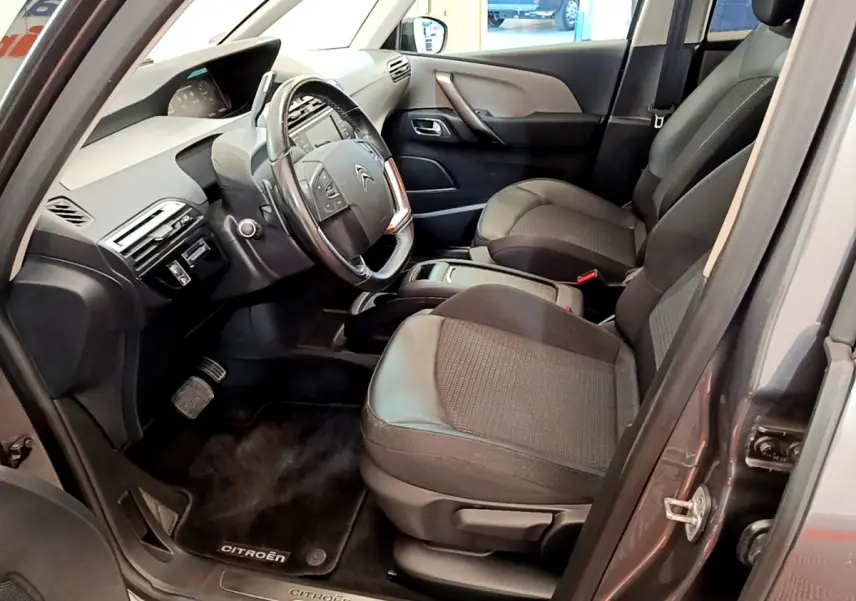 Intérieur avant droit du Citroën Grand C4 Spacetourer gris foncé, sièges tissu et cuir, volant multifonctions cuir alu.
