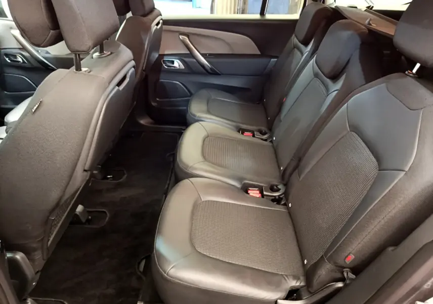 Vue intérieure côté droit des sièges arrière noirs en tissu et cuir du Citroën Grand C4 Spacetourer 2022.