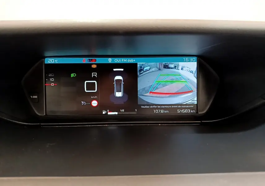 Affichage numérique du tableau de bord du Citroën Grand C4 SpaceTourer, montrant la caméra de recul et les informations de conduite.