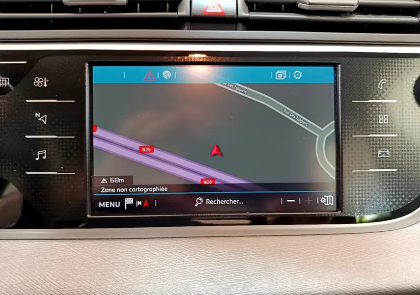 Écran tactile central du tableau de bord du Citroën Grand C4 SpaceTourer 2022, affichant la navigation GPS.