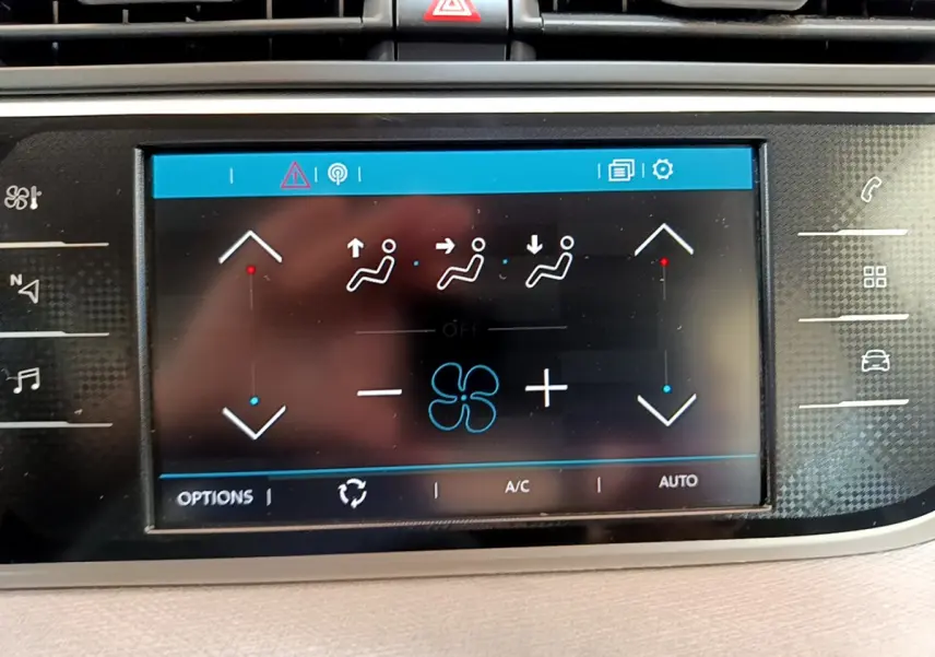 Écran tactile central du tableau de bord du Citroën Grand C4 SpaceTourer, affichant les réglages de climatisation.