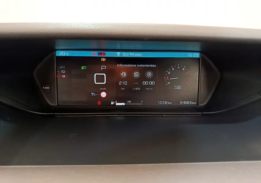 Affichage numérique du tableau de bord du Citroën Grand C4 Spacetourer 2022, vue frontale, avec informations instantanées et compteurs.