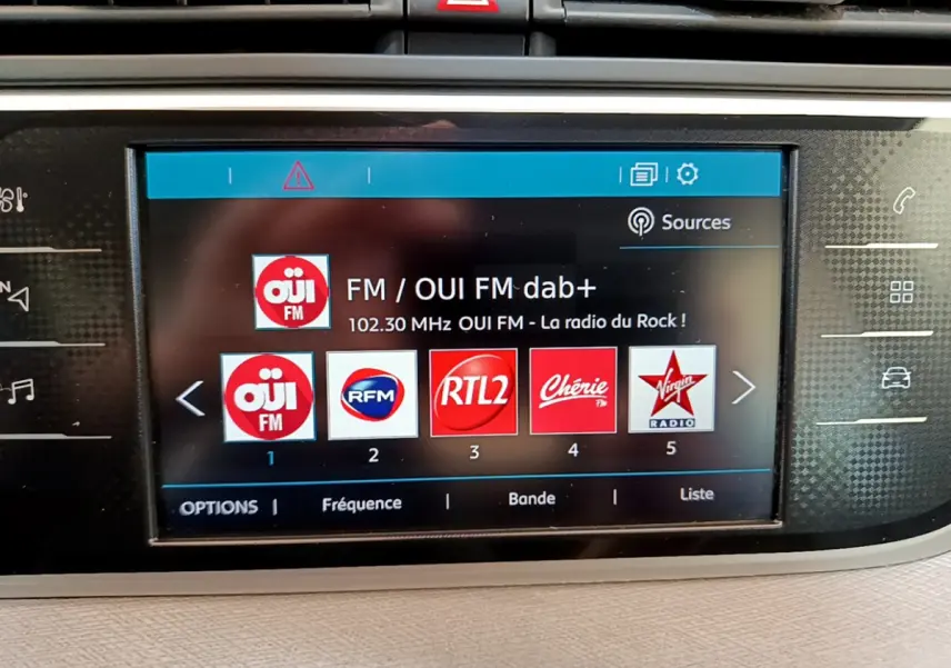 Écran tactile central du Citroën Grand C4 Spacetourer 2022 affichant les stations radio FM avec interface moderne.