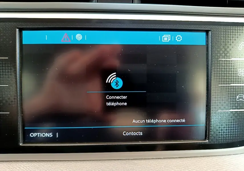 Écran tactile central du Citroën Grand C4 SpaceTourer 2022 affichant la connexion Bluetooth pour téléphone.