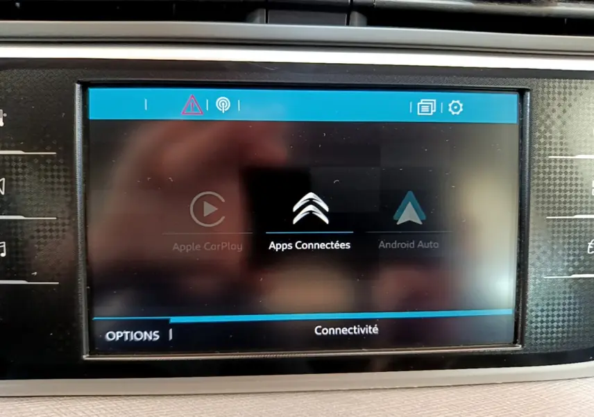 Écran tactile central du Citroën Grand C4 SpaceTourer 2022 affichant les options Apple CarPlay, Android Auto et Apps Connectées.