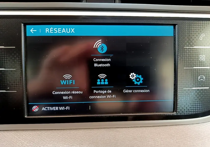Écran tactile central du Citroën Grand C4 Spacetourer 2022 affichant les options de connexion Wi-Fi et Bluetooth.