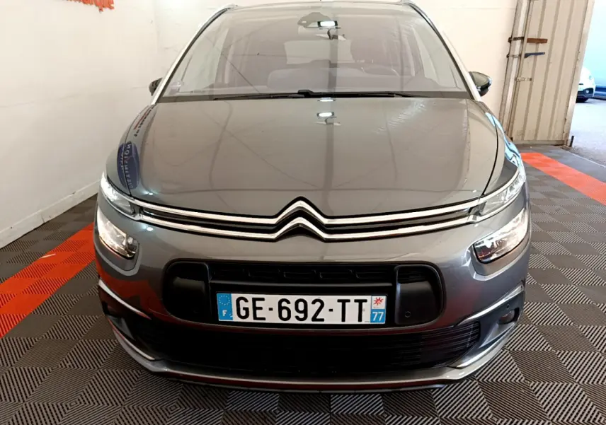 Vue frontale d'un Citroën Grand C4 Spacetourer gris foncé avec calandre chromée et plaque d'immatriculation française.