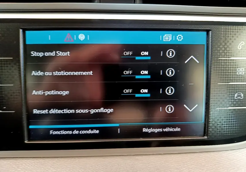 Écran tactile central du tableau de bord du Citroën Grand C4 SpaceTourer 2022 affichant les réglages d'aide à la conduite.